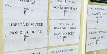 Manifesti offensivi contro le donne segnale del clima alimentato dalla destra