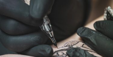 APPROVATA ALL’UNANIMITA’ LEGGE SU ATTIVITA’ DI TATUAGGIO E PIERCING